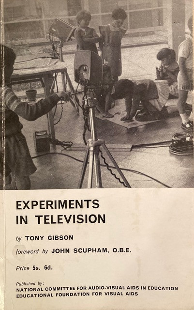 Auf dem Titel des Büchleins "Experiments in Television" ein Schwarz-Weiß-Foto mit zwei Kameras und mehreren Kindern