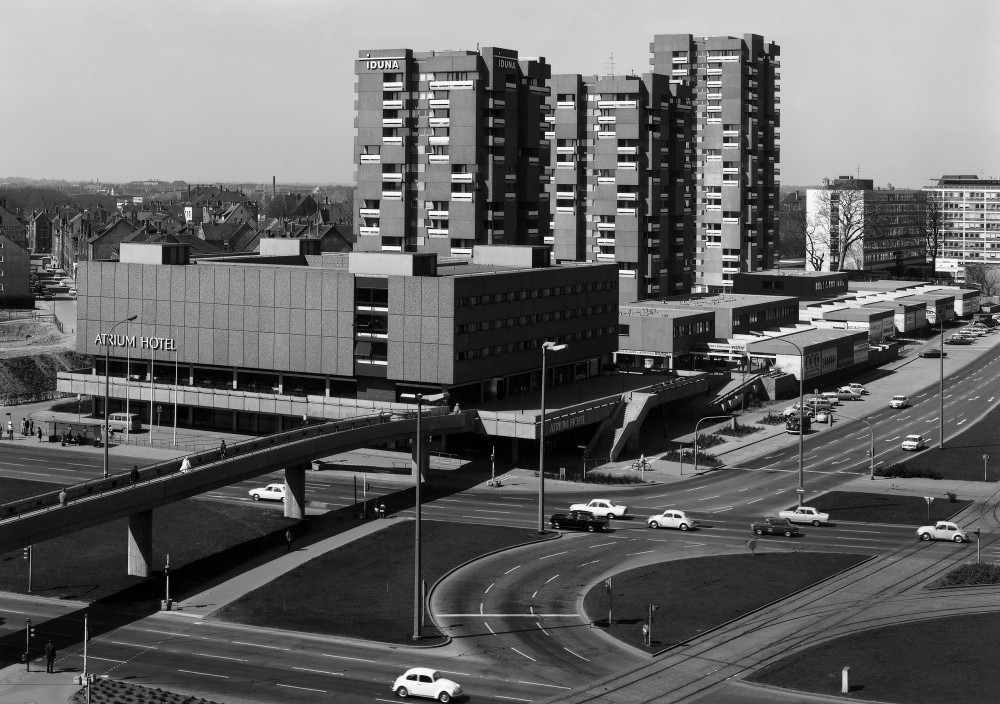 Schwarz-Weiß-Fotografie eines Wohnblocks mit drei Hochhäusern